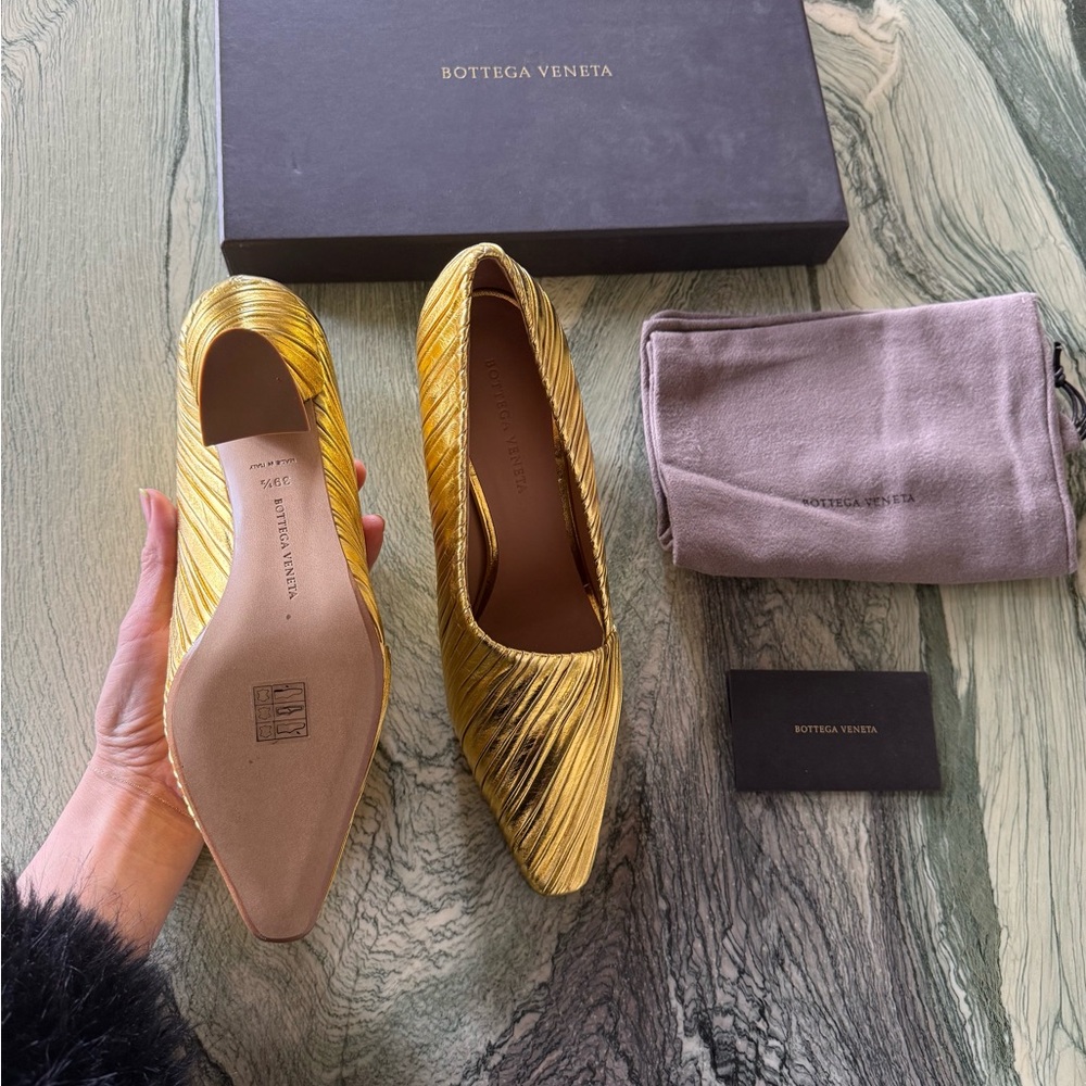Bottega Veneta Gold Almond Metallic Bark Pumps - Picture 4 of 6